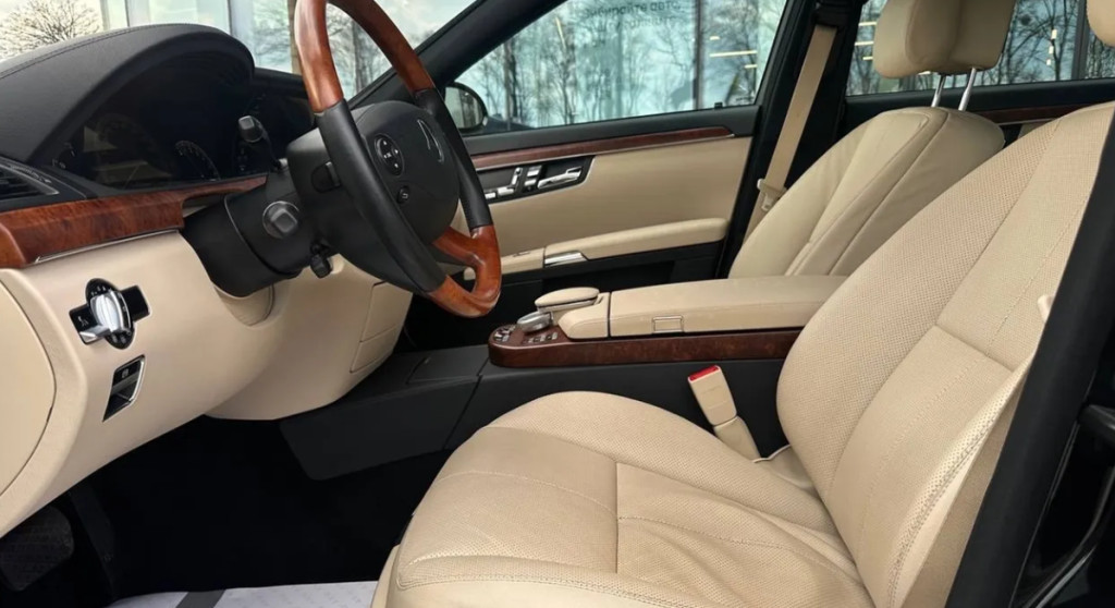 Mercedes-Benz S-Class W221