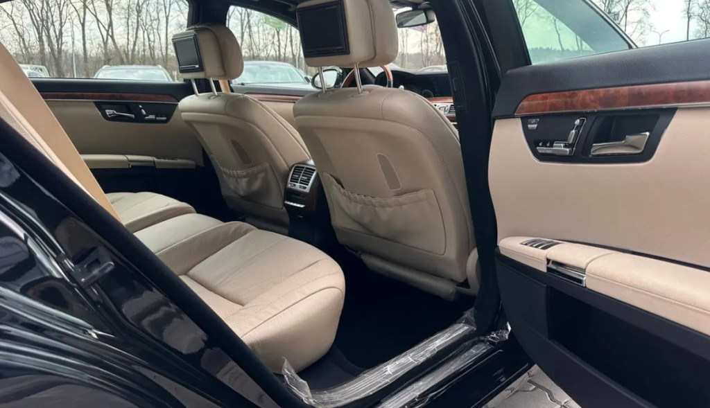 Mercedes-Benz S-Class W221