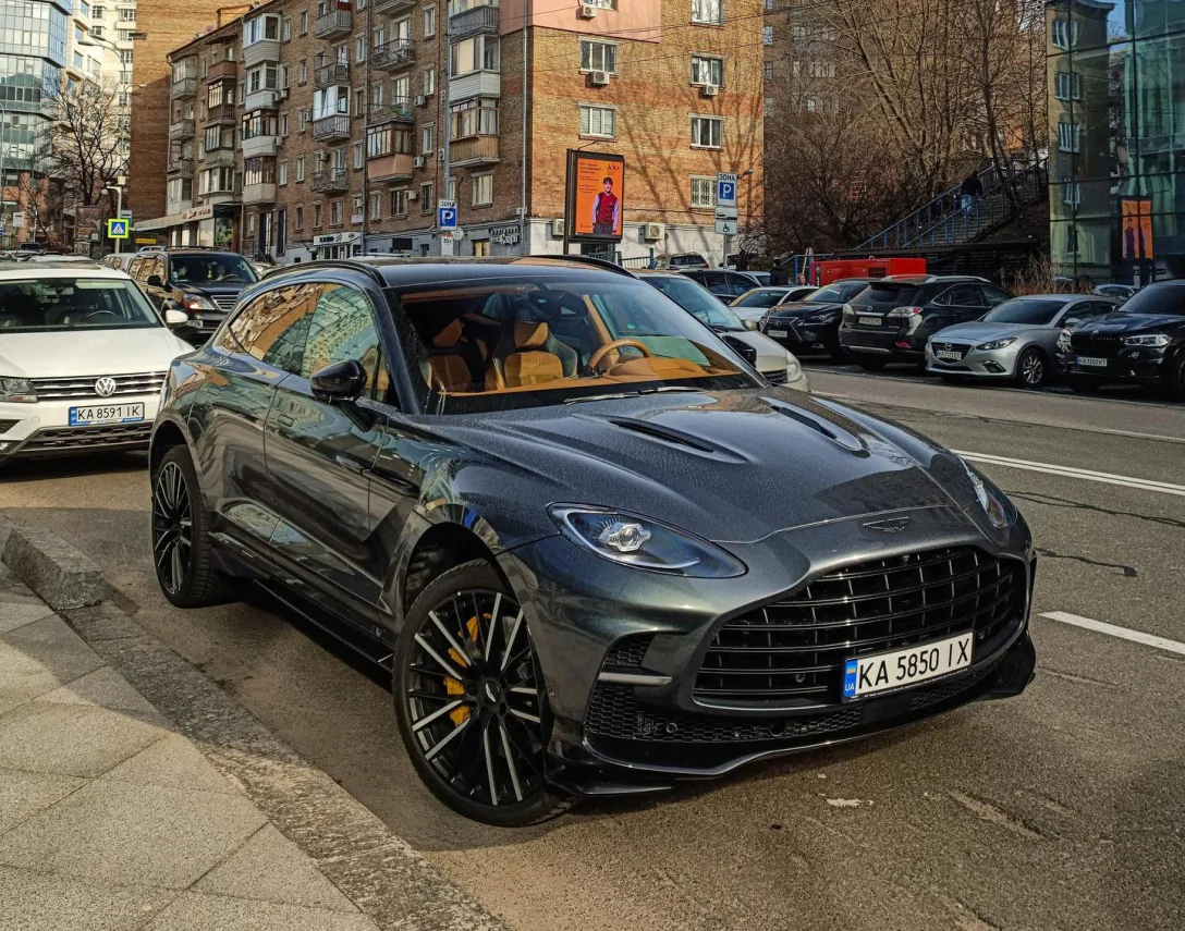 Aston Martin DBX707
