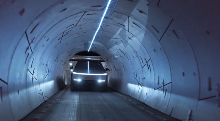 Автомобілі Tesla без втручання людини сходять з конвеєра і їдуть на відвантаження за кілька кілометрів Автомобілі Tesla без втручання людини сходять з конвеєра і їдуть на відвантаження за кілька кілометрів