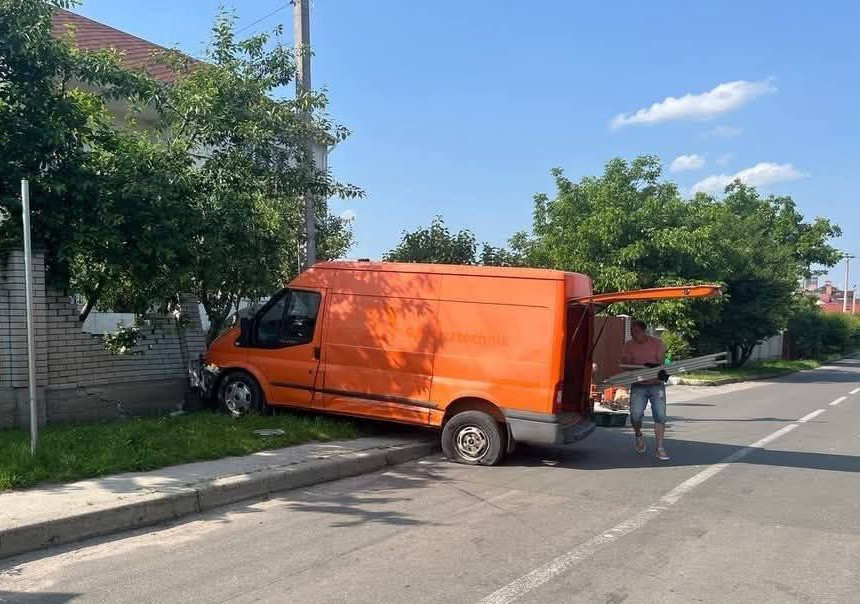 Tesla Cybertruck вперше потрапив у ДТП