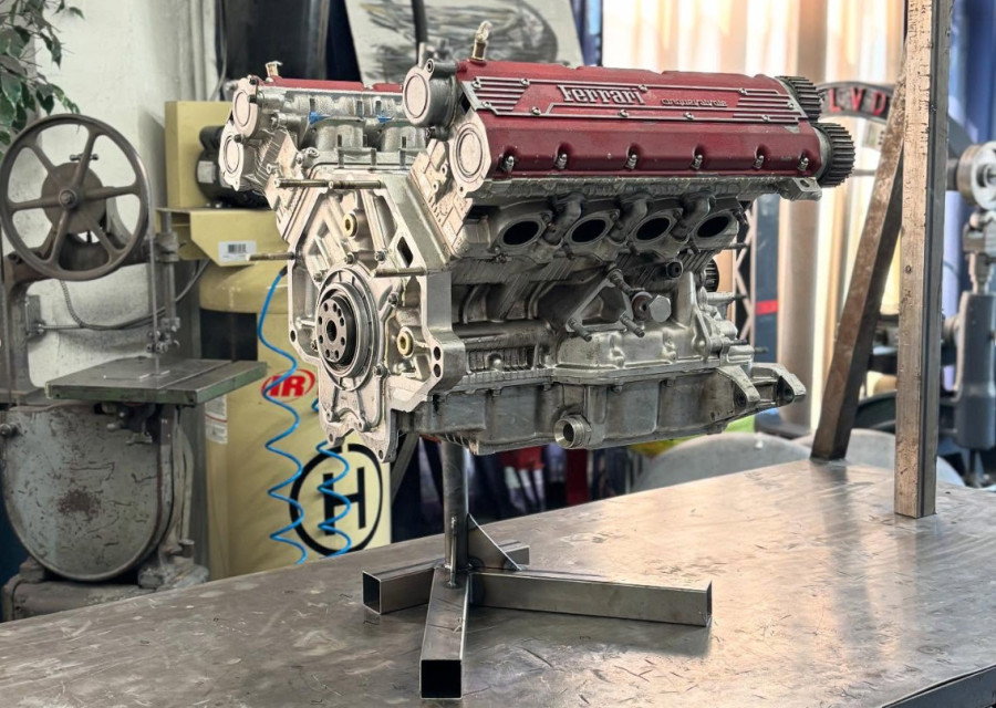 супер мотоцикл з двигуном V8 від Ferrari