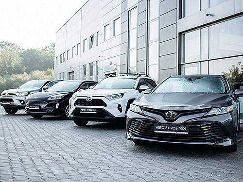 вживані авто в автосалоні