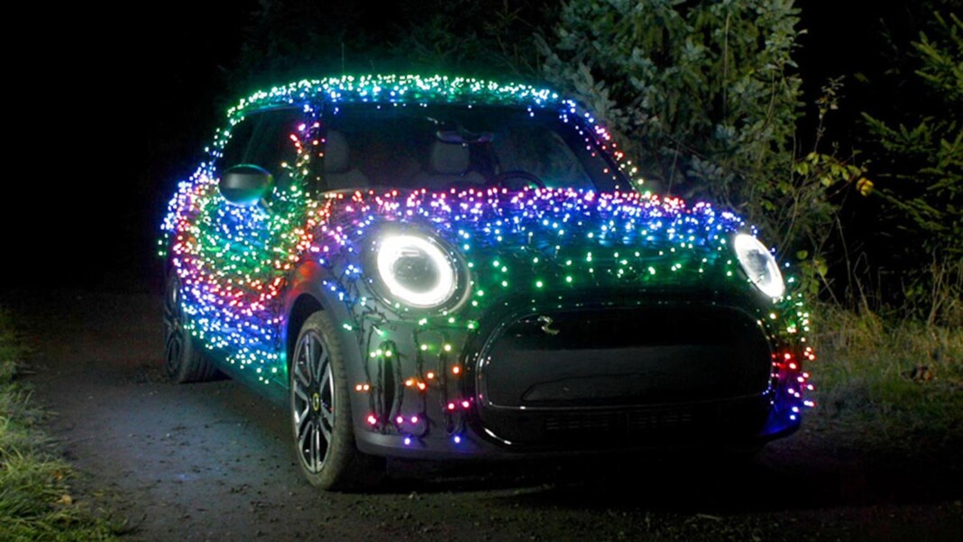 різдвяні гірлянди на авто
