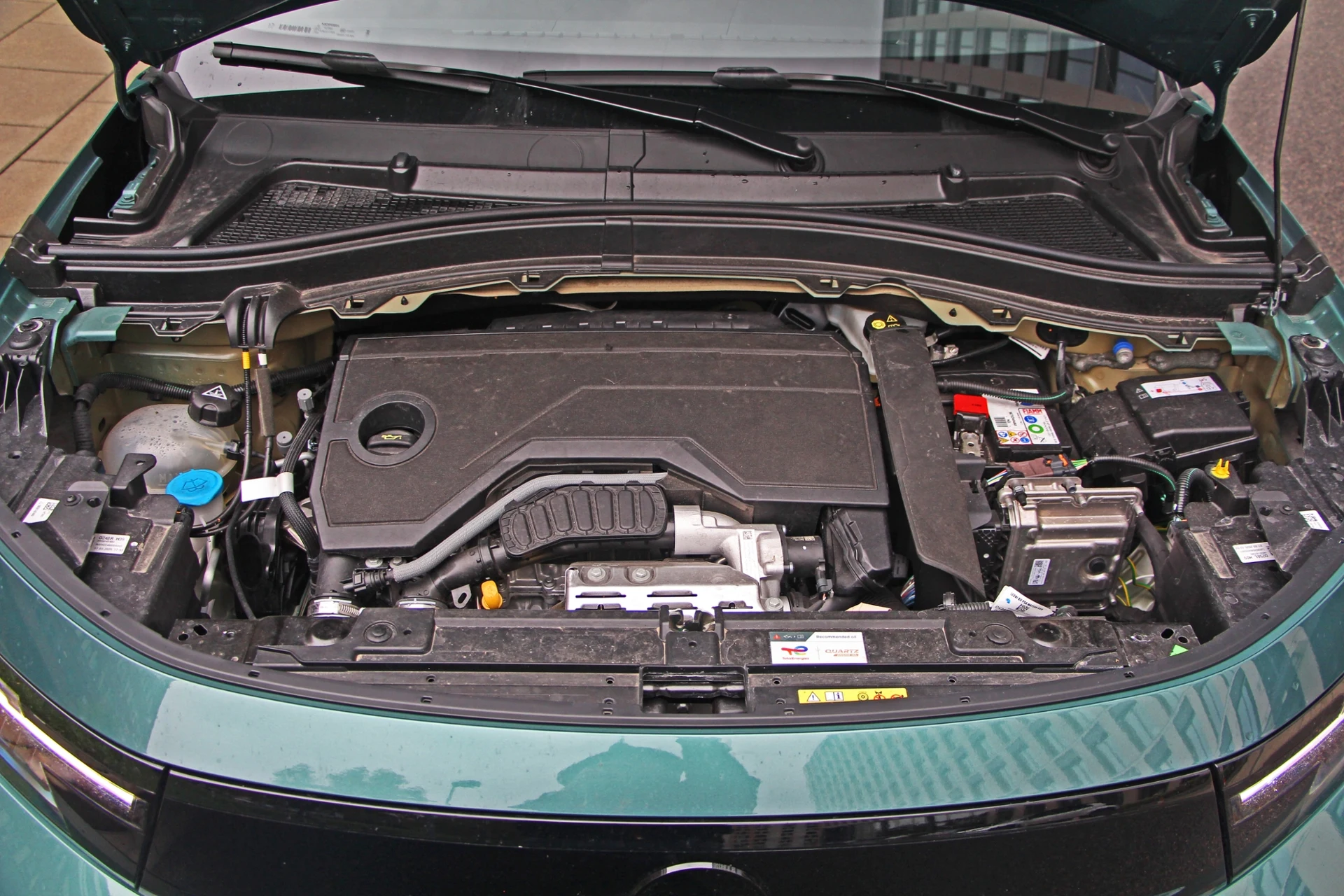 Двигун гібридного авто