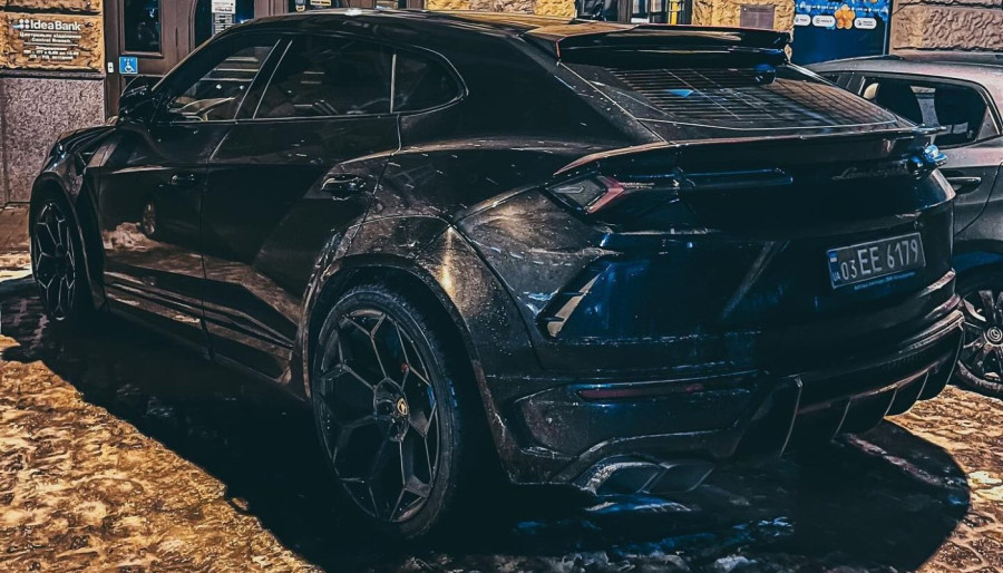 В Україні помітили потужний кросовер Lamborghini за півмільйона доларів ...